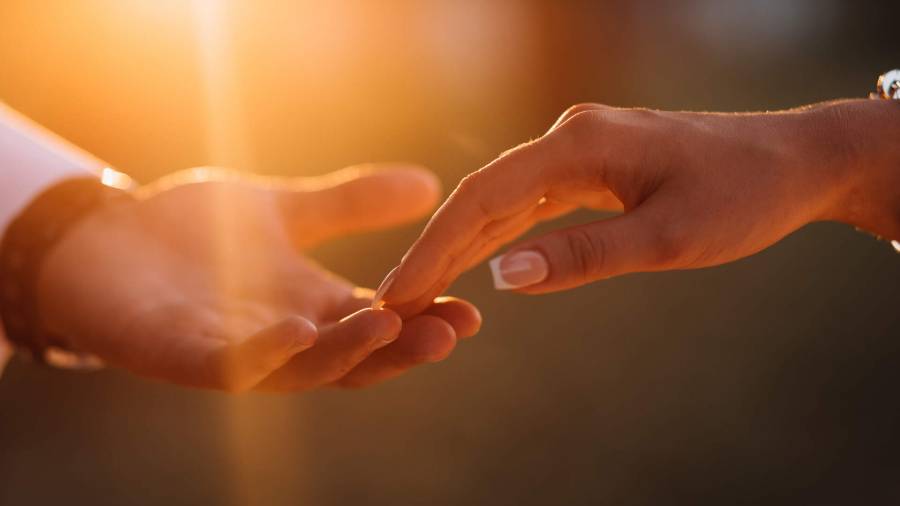 Un homme et une femme se donnent la main