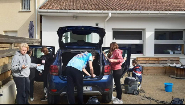 Jeunes nettoyant une voiture