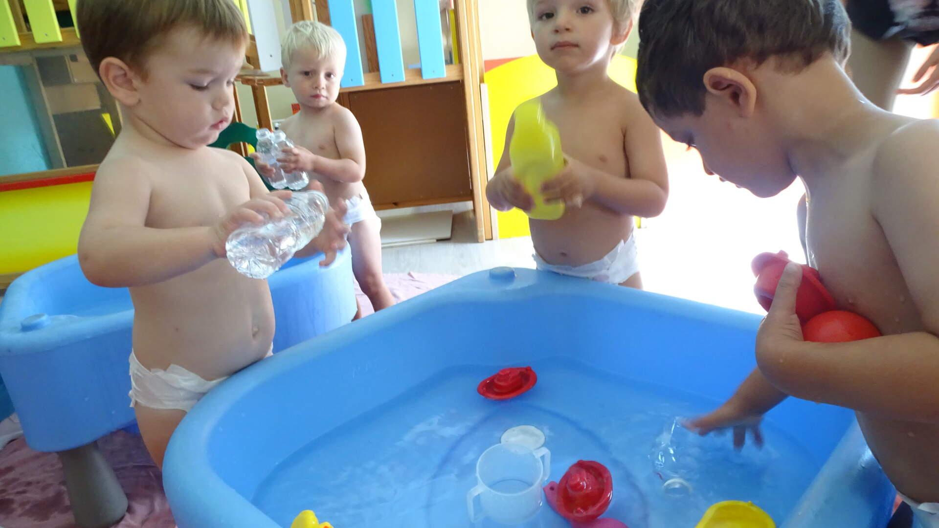 Enfants jouant avec l'eau