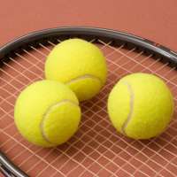 Raquette de tennis avec trois balles de tennis